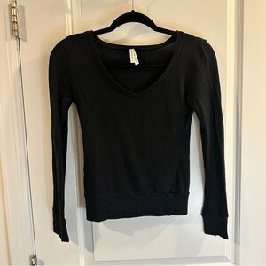 Color Story Long Sleeve V-Neck T-Shirt in Black